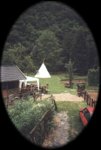 Blick auf den Zeltplatz mit Tipi